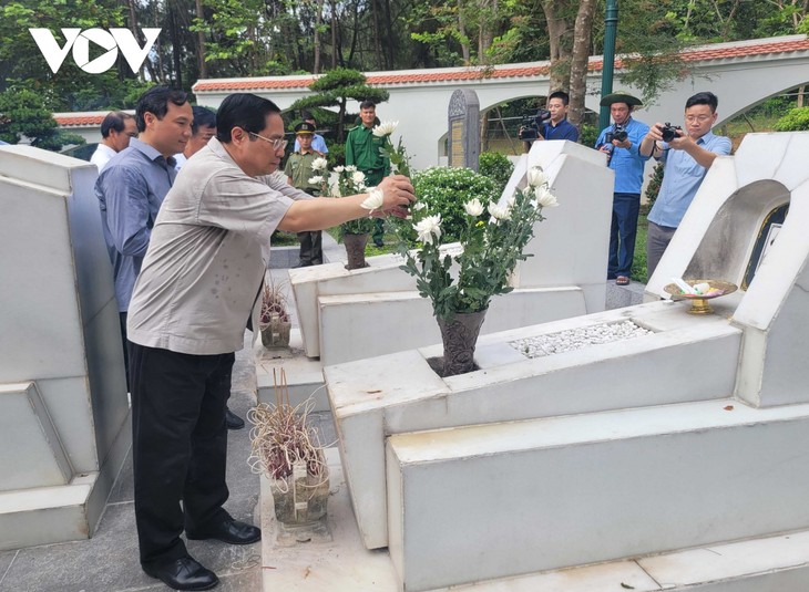 Премьер-министр Фам Минь Тинь воскурил благовония в память о героинях, павших на перекрестке Донглок - ảnh 1