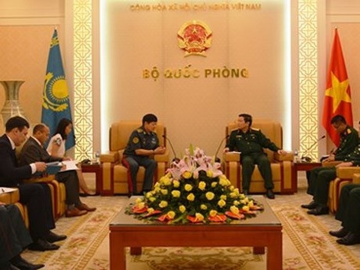 베트남 국방부 장관, 카자흐스탄 공화국 국방부장관 접견 - ảnh 1