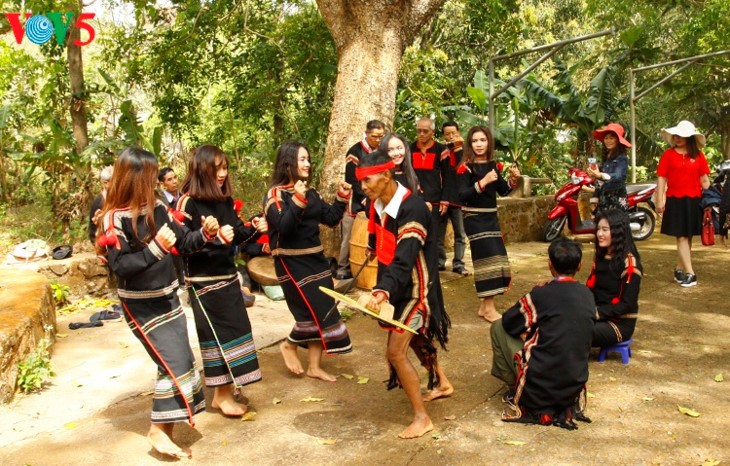 민족 전통 문화를 이어주는 사람들 - ảnh 2