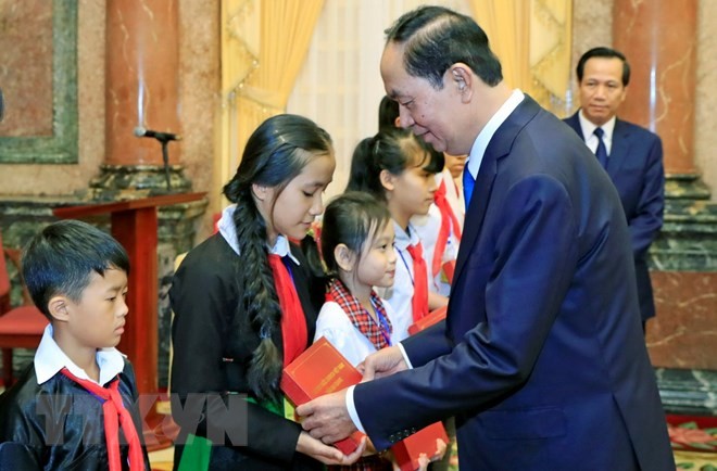 Tran Dai Quang 국가주석,  전국 빈곤 아동 대표들과 회견 - ảnh 1