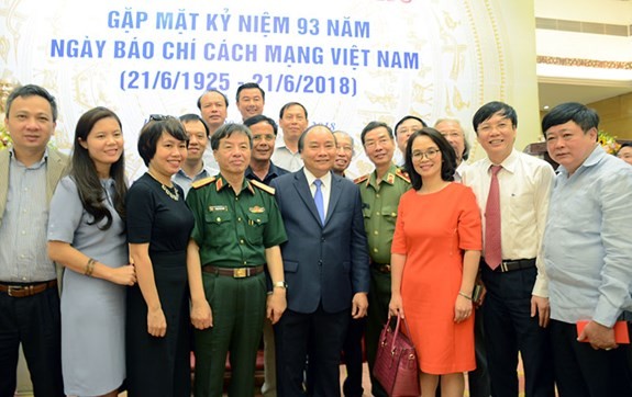 베트남 총리, 언론이 국가 건설과 방위 사업에 막대한 공헌 - ảnh 1