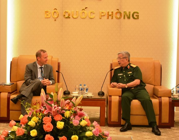 Nguyen Chi Vinh 국방부 차관, Gareth Ward 영국 대사 접견 - ảnh 1