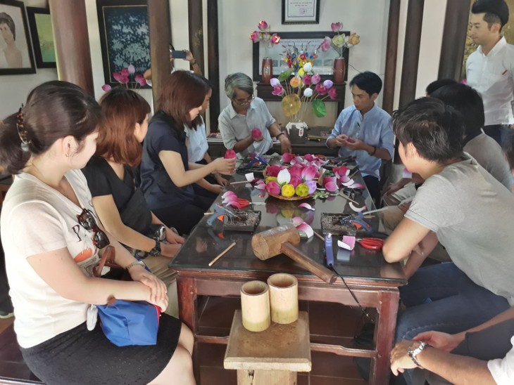 베트남 관광:  일본 Famtrip여행단체,  Huế의 일부 관광지 답사 - ảnh 2