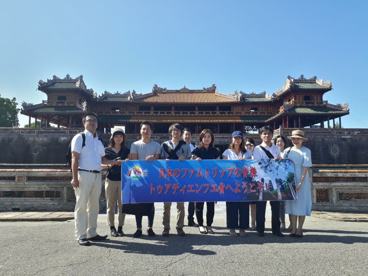 베트남 관광:  일본 Famtrip여행단체,  Huế의 일부 관광지 답사 - ảnh 1