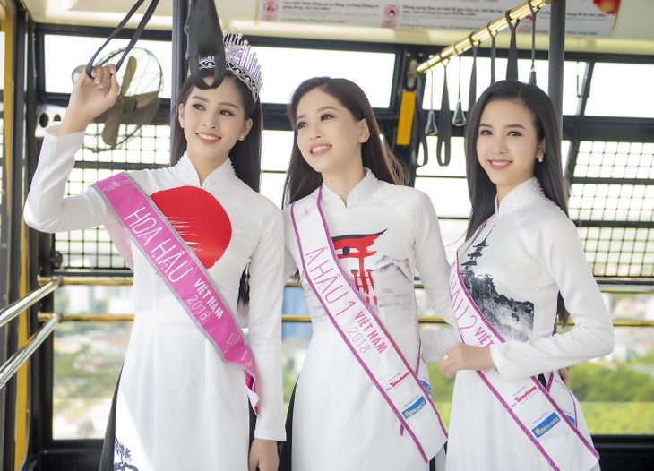 탑 3미스 베트남,  우아한 아오자이 차림으로  해돋이 축제 참여 - ảnh 2