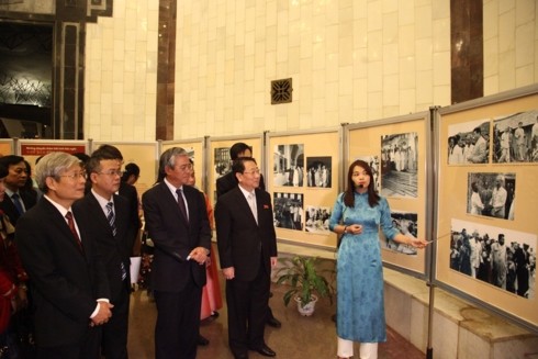 조선 주석 베트남 방문 60주년 기념 사진 전시회 - ảnh 1