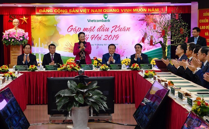 응우옌 티 김 응언 국회의장, Vietcombank 은행,  HDBank은행과 Vietjet Air 항공사 방문 - ảnh 1