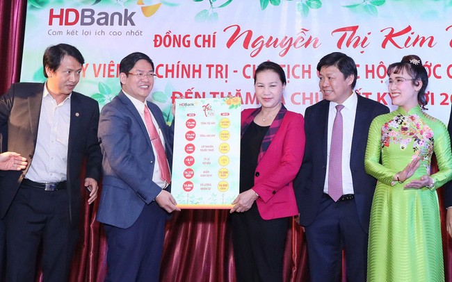 응우옌 티 김 응언 국회의장, Vietcombank 은행,  HDBank은행과 Vietjet Air 항공사 방문 - ảnh 2