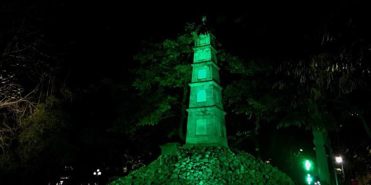 호안끼엠 호수의 붓(Bút)탑에 초록불이 켜진다 - ảnh 1