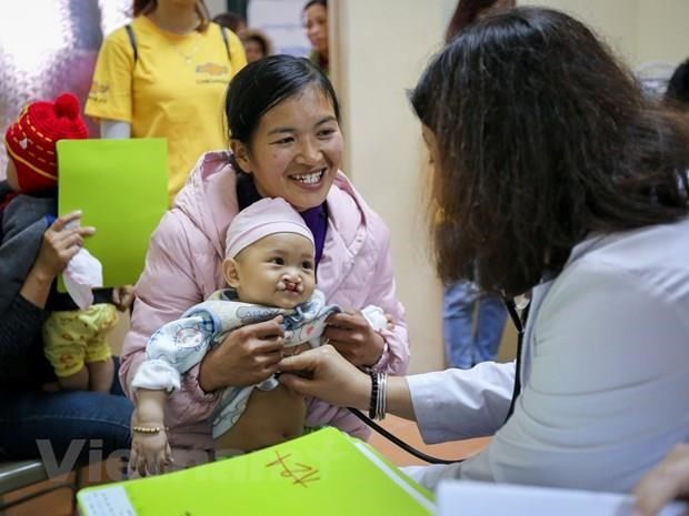 한국 성형외과 의료인 단체, 베트남 언챙이 아동 무료성형수술 진행 - ảnh 1