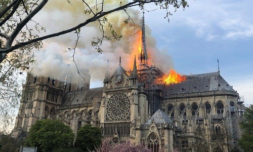 프랑스: 파리 노트르담 대성당 화재 - ảnh 1
