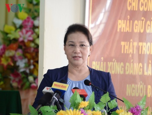 응우옌 티 낌 응언 국회의장, 베트남 껀터시 퐁띠엔현 유권자들 만나 - ảnh 1
