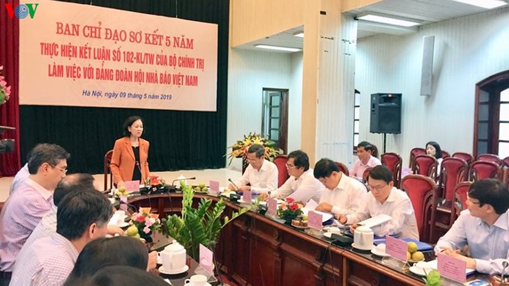 쯔엉 티 마이 중앙대중동원위원장, 베트남 당 언론협회와 회의 진행 - ảnh 1