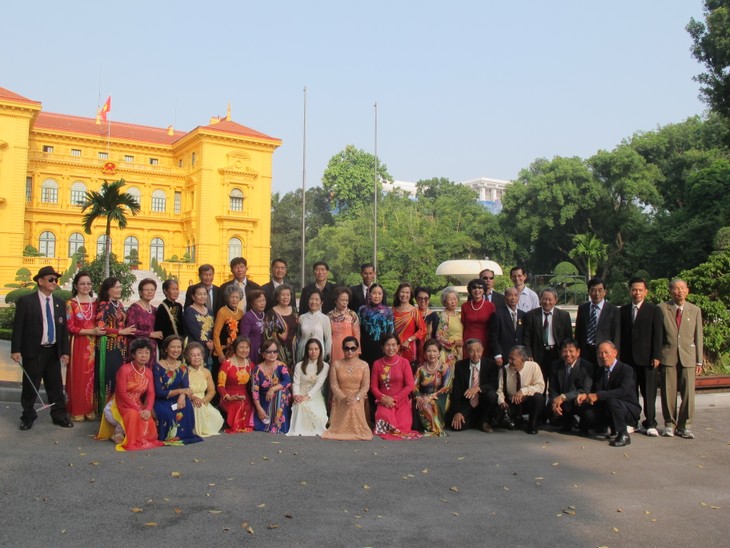 Đoàn cựu giáo viên kiều bào tại Thái Lan về thăm quê hương - ảnh 2