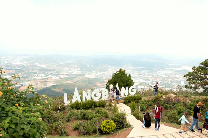 Ngắm vẻ đẹp kỳ vĩ từ đỉnh núi Lang Biang - ảnh 3