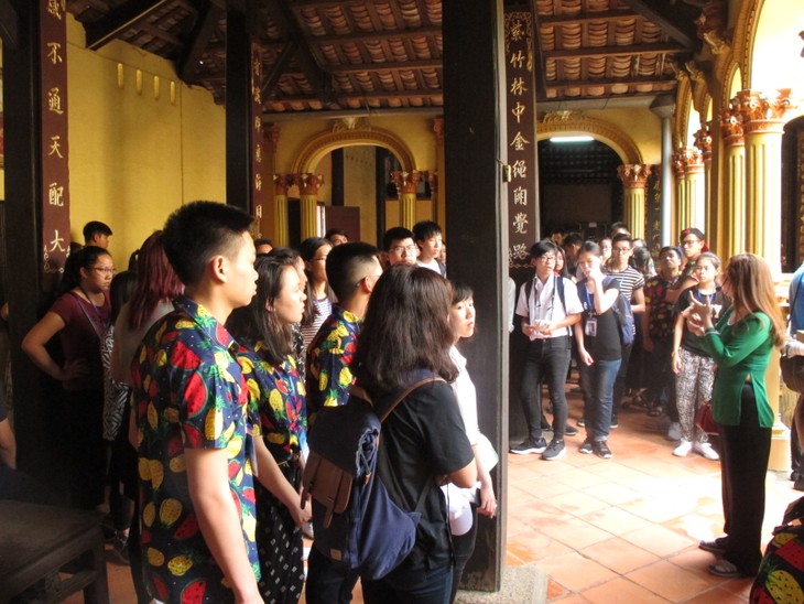 Đoàn thanh thiếu niên kiều bào thăm chùa Vĩnh Tràng, Tiền Giang - ảnh 2