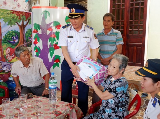 Cảnh sát biển Việt Nam đồng hành cùng ngư dân  - ảnh 1