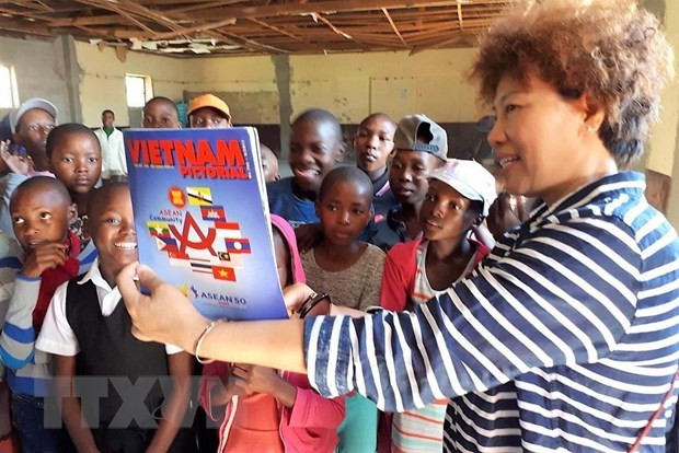Đoàn cán bộ ngoại giao Việt Nam thăm và làm từ thiện tại Lesotho - ảnh 1
