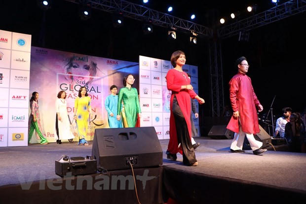 Показ вьетнамских платьев на Глобальной неделе моды в Индии - ảnh 1