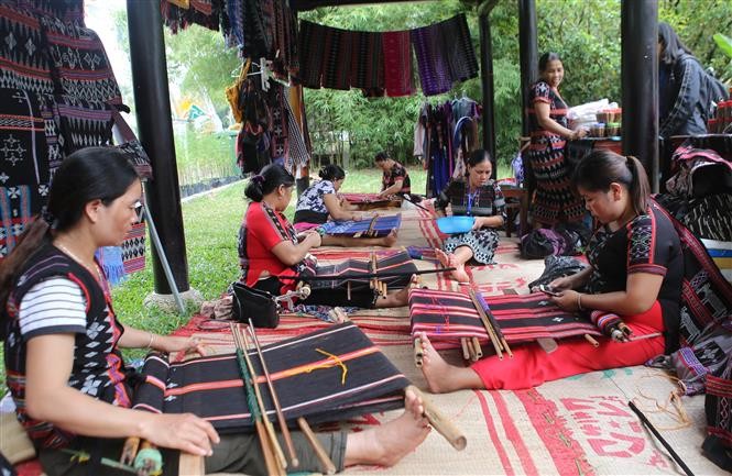 Sản phẩm nghề truyền thống tại Festival Nghề truyền thống Huế năm 2019 - ảnh 1