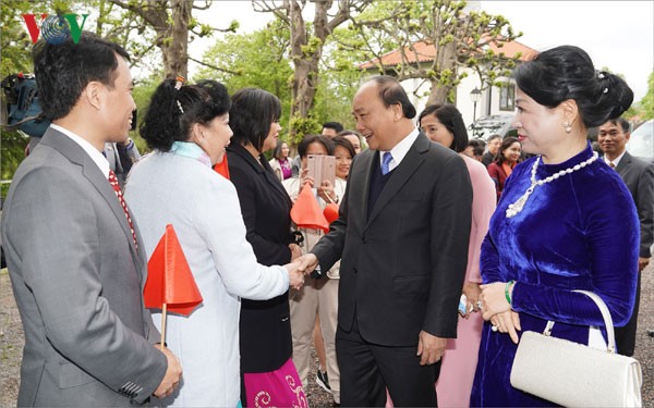 Thủ tướng gặp gỡ cộng đồng người Việt Nam tại Thụy Điển - ảnh 1