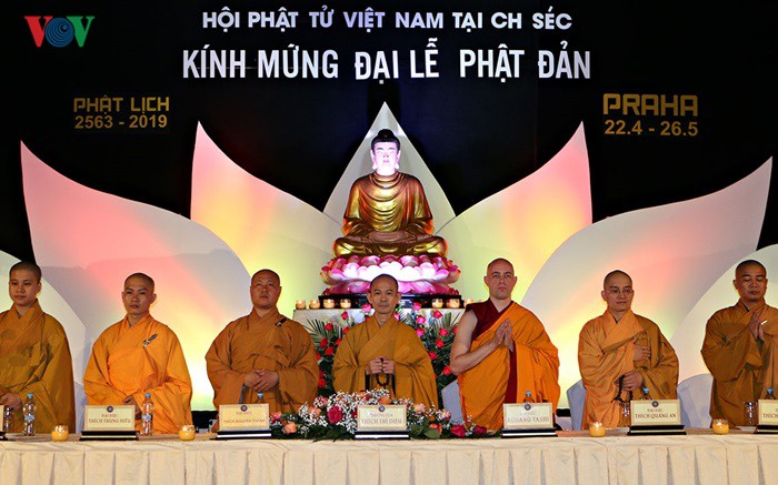 Bà con người Việt dự Đại lễ Phật đản 2019 long trọng tại Séc - ảnh 1