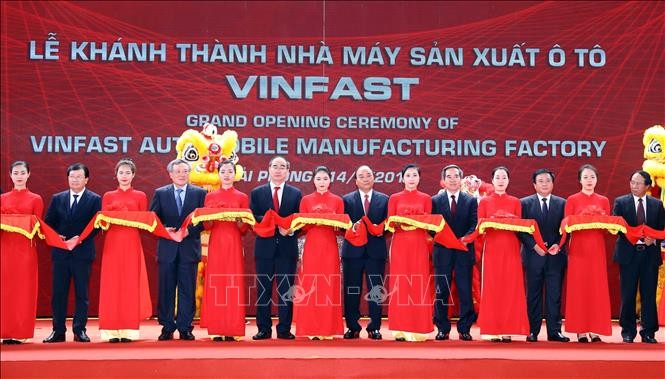 Thủ tướng Nguyễn Xuân Phúc: VinFast cần chủ động liên kết, hợp tác với các nhà sản xuất ô tô Việt Nam - ảnh 2