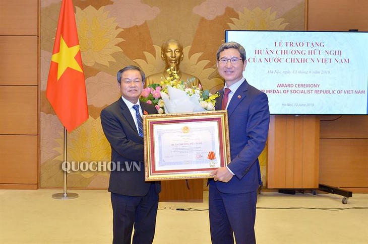 Trao Huân chương Hữu nghị tặng Chủ tịch Nhóm Nghị sỹ hữu nghị Hàn Quốc – Việt Nam Kim Hak Yong - ảnh 1