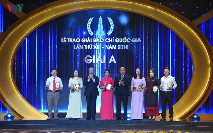 Thủ tướng Nguyễn Xuân Phúc dự và trao giải cho các tác giả xuất sắc đoạt Giải Báo chí quốc gia năm 2018 - ảnh 2