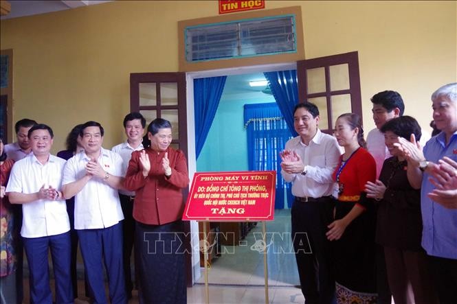 Phó Chủ tịch Thường trực Quốc hội Tòng Thị Phóng thăm, tặng quà  trường phổ thông dân tộc nội trú huyện Con Cuông - ảnh 1
