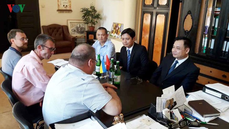 Đại sứ Việt Nam tại Ukraine thăm và làm việc tại thành phố Chernivtsi - ảnh 1