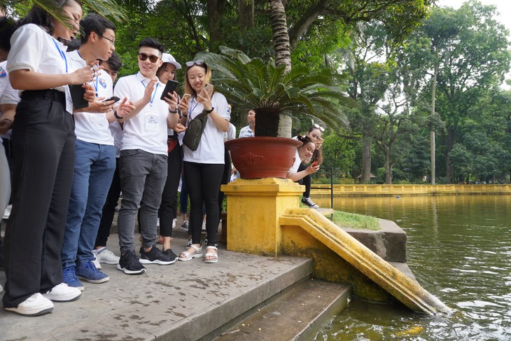 Thanh niên kiều bào ấn tượng khi tham Di tích nơi ở của Chủ tịch Hồ Chí Minh - ảnh 4