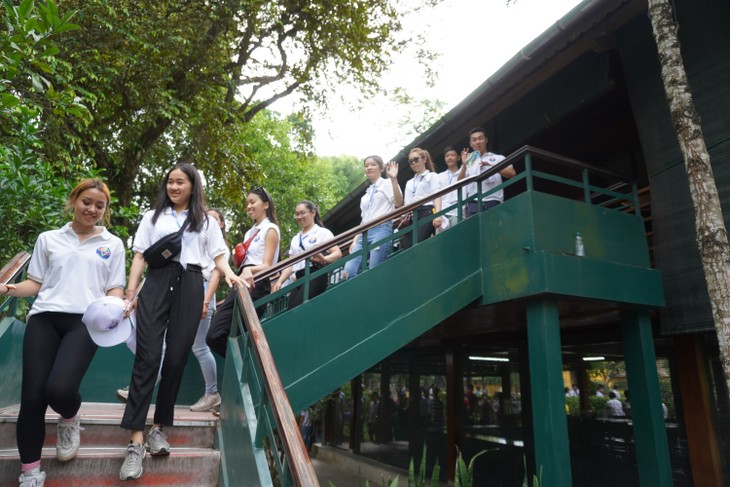 Thanh niên kiều bào ấn tượng khi tham Di tích nơi ở của Chủ tịch Hồ Chí Minh - ảnh 5