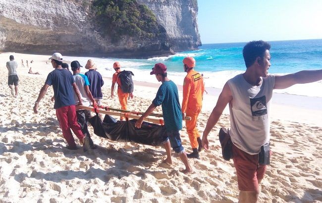 Đại sứ quán Việt Nam tại Indonesia hỗ trợ đưa thi thể nạn nhân tử nạn trên bãi biển Bali về nước - ảnh 1