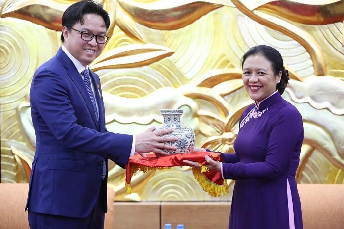 Trao Kỷ niệm chương “Vì hòa bình hữu nghị giữa các dân tộc” tặng Đại sứ Campuchia tại Việt Nam - ảnh 1