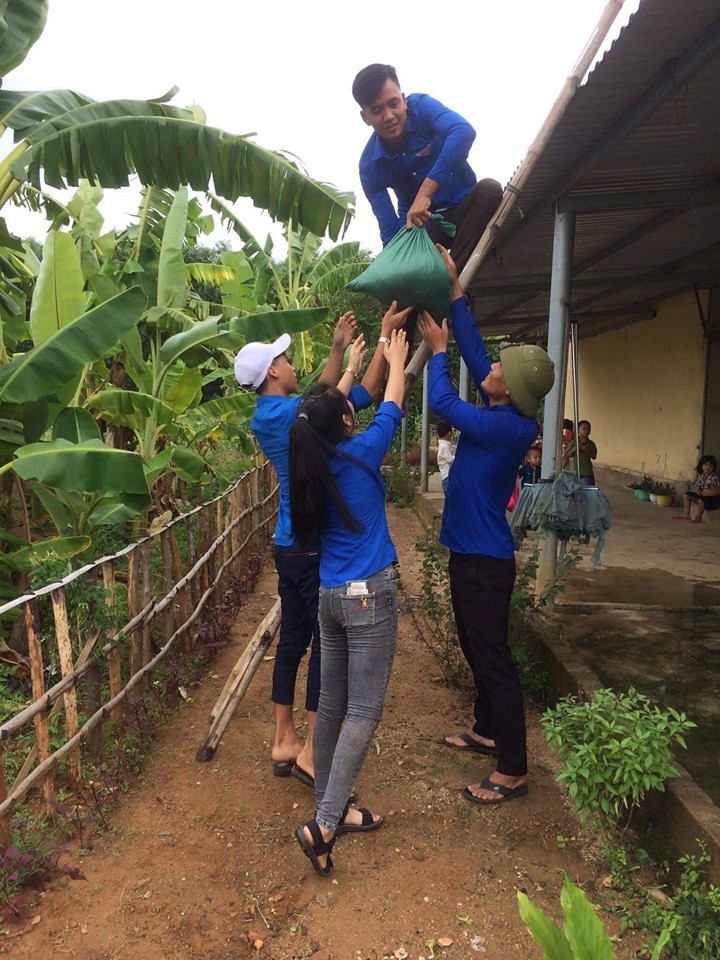 Thanh niên chung tay hỗ trợ đồng bào các tỉnh miền Trung khắc phục hậu quả mưa lũ - ảnh 9