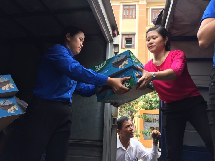 Thanh niên chung tay hỗ trợ đồng bào các tỉnh miền Trung khắc phục hậu quả mưa lũ - ảnh 17