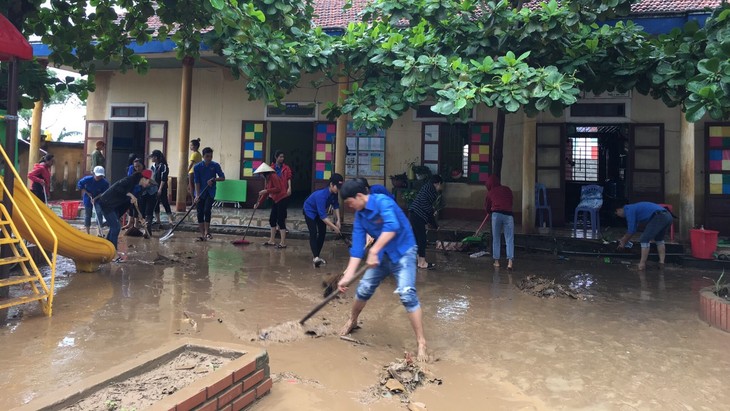 Thanh niên chung tay hỗ trợ đồng bào các tỉnh miền Trung khắc phục hậu quả mưa lũ - ảnh 12