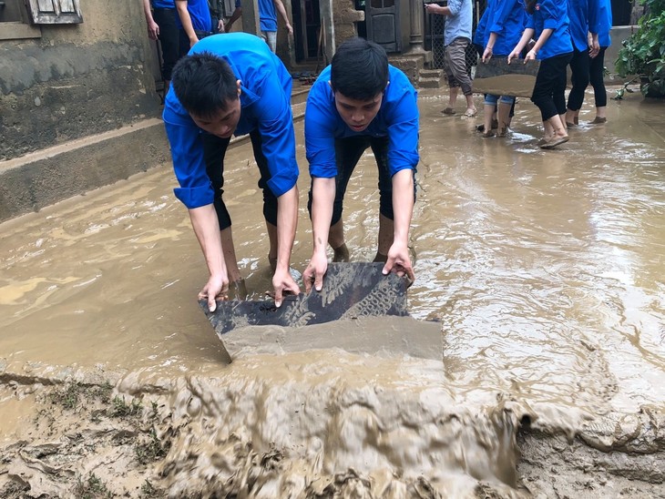 Thanh niên chung tay hỗ trợ đồng bào các tỉnh miền Trung khắc phục hậu quả mưa lũ - ảnh 14