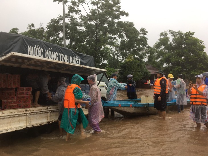 Thanh niên chung tay hỗ trợ đồng bào các tỉnh miền Trung khắc phục hậu quả mưa lũ - ảnh 7