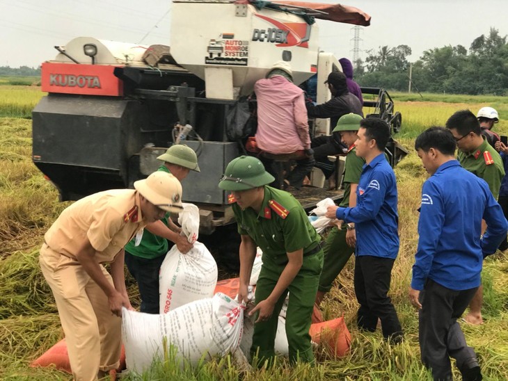 Thanh niên chung tay hỗ trợ đồng bào các tỉnh miền Trung khắc phục hậu quả mưa lũ - ảnh 8