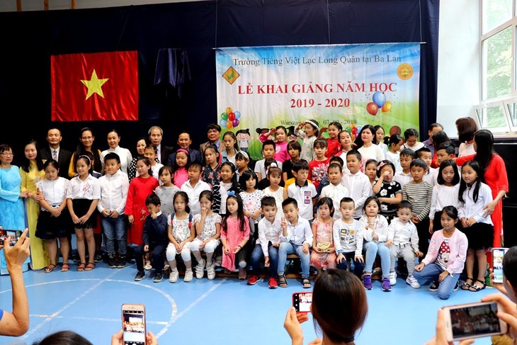 Trường tiếng Việt Lạc Long Quân tại Ba Lan khai giảng năm học mới 2019-2020 - ảnh 9