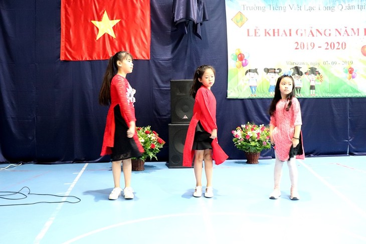 Trường tiếng Việt Lạc Long Quân tại Ba Lan khai giảng năm học mới 2019-2020 - ảnh 10