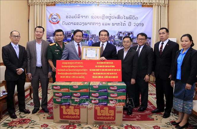 Lào tiếp nhận hỗ trợ của cộng đồng người Việt tại Lào giúp người dân vùng thiên tai - ảnh 1