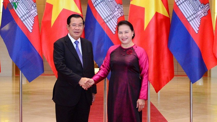 Chủ tịch Quốc hội Việt Nam hội kiến Thủ tướng Vương quốc Campuchia - ảnh 1