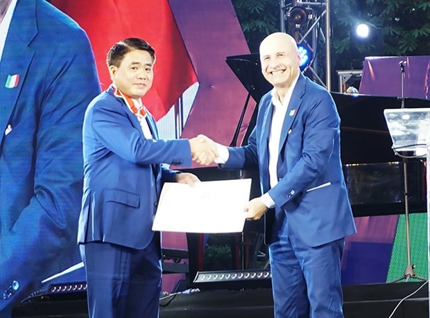 Chủ tịch Ủy ban nhân dân thành phố Hà Nội được trao tặng Huân chương Công trạng của Italy - ảnh 1