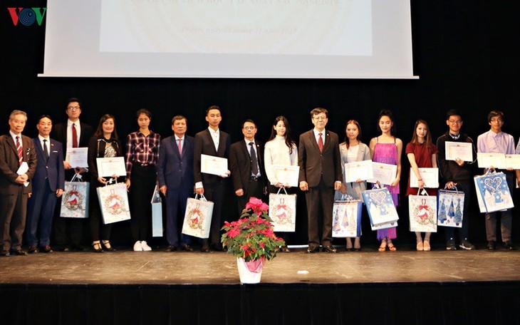 Khen thưởng học sinh giỏi người Việt tại Cộng hòa Czech - ảnh 1