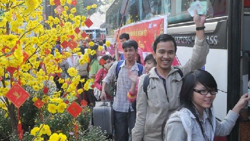 Đà Nẵng trao vé xe cho sinh viên và quà cho người nghèo - ảnh 1