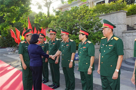 Phó Chủ tịch nước Đặng Thị Ngọc Thịnh thăm và làm việc tại Quân khu 7 - ảnh 1
