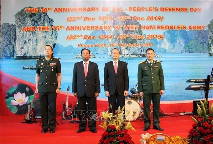 Kỷ niệm Ngày thành lập Quân đội nhân dân Việt Nam và công bố Sách trắng Quốc phòng Việt Nam tại Campuchia - ảnh 1